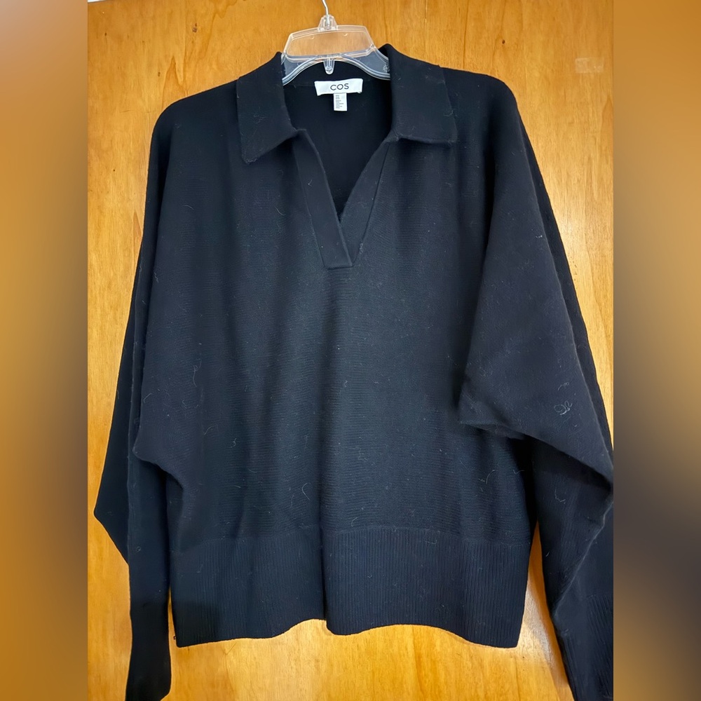 Cos Batwing sleeve wool Polo sweater in black!